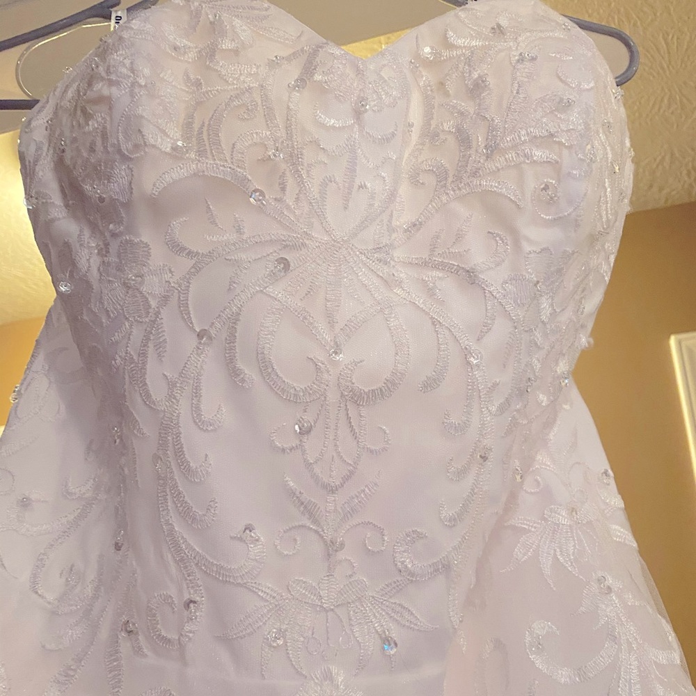 Wedding dress, strapless.